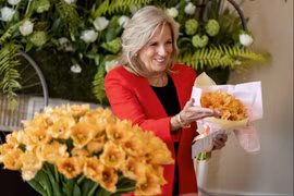 Đệ nhất phu nhân Jill Biden cầm một bó hoa tulip mang tên bà trong buổi lễ đặt tên cho loài hoa này tại Đại sứ quán Vương quốc Hà Lan ở Washington, ngày 5/4/2023. (Nguồn: AP/Ảnh chụp màn hình)