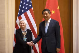 Phó Thủ tướng Trung Quốc Hà Lập Phong (phải) trong cuộc gặp Bộ trưởng Tài chính Mỹ Janet Yellen tại Bắc Kinh, ngày 8/7/2023. (Ảnh: AFP/TTXVN)