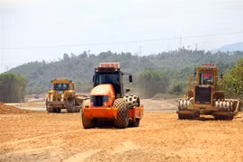 Thi công trên tuyến cao tốc Bắc-Nam đoạn Vân Phong-Nha Trang, tháng 4/2023. (Ảnh: Huy Hùng/TTXVN)