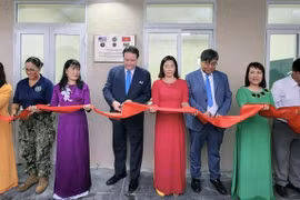 Đại sứ Hoa Kỳ Marc Knapper (thứ tư, trái) cùng đại diện chính quyền địa phương cắt băng khánh thành phòng học tại huyện Phú Hòa. (Ảnh: Tường Quân/TTXVN)