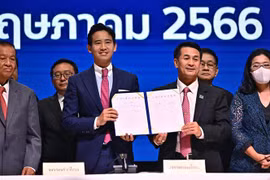 Lãnh đạo đảng Tiến bước của Thái Lan Pita Limjaroenrat (giữa, trái) và lãnh đạo đảng Vì nước Thái Cholanan Srikaew (giữa, phải) tại lễ ký Bản ghi nhớ về thể thức thành lập Chính phủ mới, tại Bangkok, ngày 22/5/2023. (Ảnh: AFP/TTXVN)