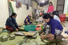 Gói bánh chưng tại làng Đại An Khê. (Ảnh: Thanh Thủy/TTXVN)