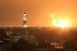 Khói lửa bốc lên sau cuộc không kích do Israel tiến hành tại Dải Gaza ngày 9/5/2023. (Ảnh: THX/TTXVN)