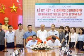 Đại diện Công ty Cổ phần Đô thị Amata Hạ Long và Công ty Trách nhiệm Hữu hạn Castem Việt Nam ký kết hợp đồng cho thuê lại quyền sử dụng đất tại Khu Công nghiệp Sông Khoai (Quảng Ninh) để triển khai dự án. (Ảnh: Thanh Vân/TTXVN)