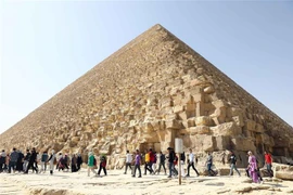 Khách du lịch tham quan Kim tự tháp Khufu ở Giza (Ai Cập), ngày 2/3/2023. (Ảnh: THX/TTXVN)