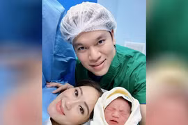 Cô Paetongtarn Shinawatra, ứng cử viên Thủ tướng Thái Lan, chia sẻ bức ảnh của cô cùng chồng và con trai mới sinh trên Instagram, ngày 1/5/2023. (Nguồn: CNN/Ảnh chụp màn hình)