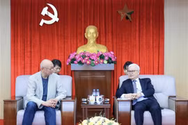 Bí thư Tỉnh ủy Bình Dương Nguyễn Văn Lợi (phải) hoan nghênh ông Mitani và Tập đoàn Mitani Sangyo xúc tiến tìm hiểu đầu tư vào Bình Dương. (Ảnh: Chí Tưởng/TTXVN)