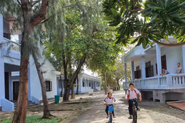 Học sinh Trường Tiểu học Trường Sa đạp xe đến trường. (Ảnh: Nguyễn Cúc/TTXVN)
