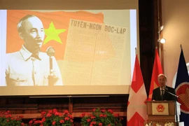 Đại sứ Việt Nam tại Thụy Sĩ Phùng Thế Long phát biểu tại buổi lễ. (Ảnh: Anh Hiển/TTXVN)