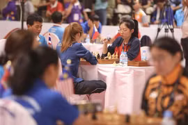 Các kỳ thủ thi đấu bộ môn cờ Ouk Chaktrang tại Phnom Penh (Campuchia) ngày 2/5/2023, trong khuôn khổ SEA Games 32. (Ảnh: Minh Quyết/TTXVN)