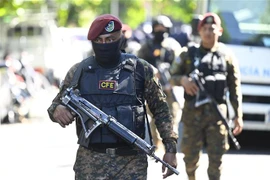 Binh sỹ tham gia chiến dịch truy quét tội phạm ma túy tại cộng đồng Tutunichapa ở San Salvador (El Salvador), ngày 24/12/2022. (Ảnh: AFP/TTXVN)