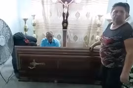 Người thân mở nắp quan tài sau khi nghe tiếng gõ của cụ Bella Montoya từ bên trong. (Nguồn: The Guardian)
