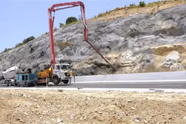 Thi công một dự án thành phần thuộc dự án cao tốc Bắc-Nam phía Đông. (Ảnh: Đặng Tuấn/TTXVN)