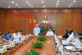 Chủ tịch Ủy ban Trung ương Mặt trận Tổ quốc Việt Nam Đỗ Văn Chiến cùng Đoàn Công tác làm việc tại tỉnh Bà Rịa-Vũng Tàu. (Ảnh: Huỳnh Sơn/TTXVN)