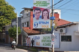 Một băngrôn bầu cử tại Asuncion (Paraguay) ngày 29/4/2023. (Ảnh: AFP/TTXVN)