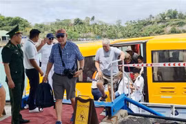 Du khách lên bờ tham quan thành phố biển Nha Trang. (Ảnh: TTXVN phát)