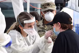 Một điểm xét nghiệm COVID-19 tại Los Angeles, bang California (Mỹ). (Ảnh minh họa: AFP/TTXVN)