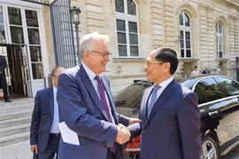 Phó Chủ tịch Thượng viện, nguyên Bí thư toàn quốc Đảng Cộng sản Pháp Pierre Laurent, tiếp đón Bộ trưởng Ngoại giao Bùi Thanh Sơn ngày 6/6/2023 tại Thượng viện. (Ảnh: Nguyễn Thu Hà/TTXVN)