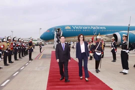 Lễ đón Chủ tịch Quốc hội Vương Đình Huệ tại sân bay quốc tế Ministro Pistarini (Ezeiza Airport) thủ đô Buenos Aires (Argentina). (Ảnh: Doãn Tấn/TTXVN)