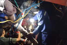 Nhân viên Trung tâm Dịch vụ hậu cần-kỹ thuật đảo Trường Sa kiểm tra sự cố hộp số của tàu cá BTh- 97097 TS. (Nguồn: Tin tức)