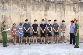 Cơ quan chức năng lấy lời khai các đối tượng trong vụ lừa đảo chiếm đoạt tài sản. (Nguồn: Công an tỉnh Hà Nam)