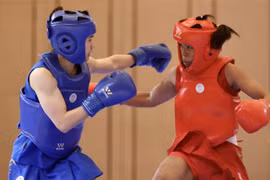Trận chung kết Wushu nội dung Tán thủ hạng 48kg nữ giữa VĐV Nguyễn Thị Lan (giáp xanh) và Cherry Than (Myanmar, giáp đỏ). Ảnh: Hoàng Linh - TTXVN