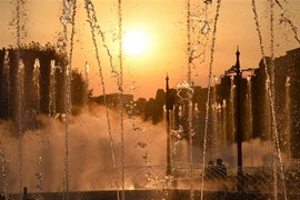 Hoàng hôn ở Bucharest, Romania khi nhiệt độ lên tới ngưỡng 38 độ C vào mùa Hè năm ngoái. (Ảnh: AFP/TTXVN)