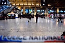 Cảnh sát phong tỏa hiện trường vụ tấn công bằng dao tại nhà ga Gare du Nord ở thủ đô Paris, Pháp ngày 11/1/2023. Ảnh: AFP/TTXVN