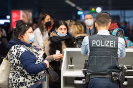 Người tị nạn Ukraine tại sân bay ở Frankfurt am Main (Đức), ngày 25/3/2022. (Ảnh: AFP/TTXVN)
