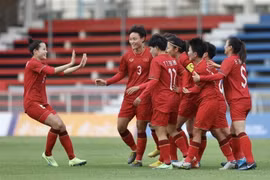 Các tuyển thủ Nữ Việt Nam ăn mừng bàn thắng mở tỷ số ở phút thứ tư của tiền đạo Hải Yến, trong trận đối đầu Nữ Malaysia chiều 3/5 trên sân vận động Old Stadium (Campuchia). (Ảnh: Minh Quyết/TTXVN)