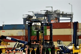 Bốc dỡ container hàng hóa tại cảng Botany ở Sydney (Australia). (Ảnh: AFP/TTXVN)