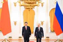 Tổng thống Nga Vladimir Putin (phải) và Chủ tịch Trung Quốc Tập Cận Bình tại lễ đón ở Moskva, ngày 21/3/2023. (Ảnh: THX/TTXVN)