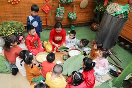 Không gian trang trí đậm sắc Xuân thu hút trẻ khám phá, trải nghiệm. (Ảnh: Thanh Tùng/TTXVN)