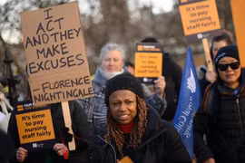 Nhân viên y tế tham gia đình công tại London (Anh) ngày 6/2/2023. (Ảnh: AFP/TTXVN)