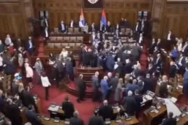 Nghị sỹ Serbia "nói chuyện" bằng nắm đấm lúc Tổng thống phát biểu
