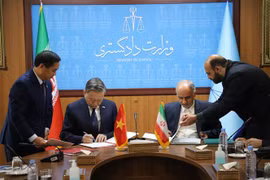 Bộ trưởng Bộ Công an Tô Lâm và Bộ trưởng Bộ Tư pháp Iran Amin Houssein Rahimi ký Hiệp định dẫn độ và Hiệp định chuyển giao người bị kết án phạt tù giữa Việt Nam và Iran. (Ảnh: Nguyễn Trường/TTXVN) 