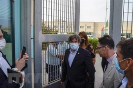 Cựu thủ hiến vùng Catalonia ông Carles Puigdemont (giữa) được trả tự do tại Sassari, đảo Sardinia (Italy), ngày 24/9/2021. (Ảnh: AFP/TTXVN))