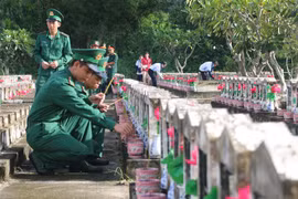Đoàn viên thanh niên Lực lượng Vũ trang dâng hương lên các phần mộ Liệt sỹ tại Nghĩa trang Liệt sỹ Dốc Bà Đắc, xã Thới Sơn, thị xã Tịnh Biên (tỉnh An Giang). (Ảnh: Công Mạo/TTXVN)