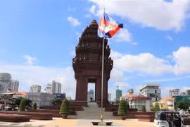 Đài Độc lập ở trung tâm Thủ đô Phnom Penh (Campuchia) sáng 5/8/2023, thời điểm công bố kết quả chính thức cuộc bầu của Quốc hội Campuchia khóa VII. (Ảnh: Hoàng Minh/TTXVN)