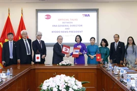 Tổng Giám đốc Thông tấn xã Việt Nam và Chủ tịch Hãng Thông tấn Kyodo News ký Thỏa thuận Hợp tác giữa hai Hãng Thông tấn. (Ảnh: An Đăng/TTXVN)
