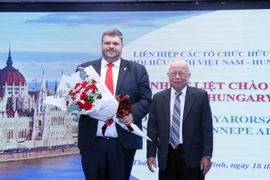 Ông Lê Minh Triết (phải), Chủ tịch Hội Hữu nghị Việt Nam-Hungary Thành phố Hồ Chí Minh chúc mừng ông Lehocz Gabor, Tổng Lãnh sự Hungary tại Thành phố Hồ Chí Minh. (Ảnh: Xuân Khu/TTXVN)