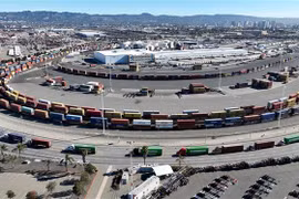 Xe chở container di chuyển tại khu cảng ở Oakland, California (Mỹ) ngày 24/10/2022. (Ảnh: AFP/TTXVN)
