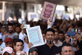 Người Hồi giáo Iraq tuần hành phản đối việc đốt kinh Koran bên ngoài Đại sứ quán Thụy Điển ở Nassiriyah, ngày 30/6/2023. (Ảnh: AFP/TTXVN)