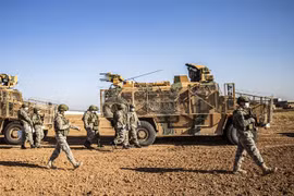 Binh sỹ Thổ Nhĩ Kỳ tuần tra tại thị trấn Darbasiyah (Syria) ngày 7/12/2020. (Ảnh: AFP/TTXVN)