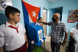 Cử tri Cuba bỏ phiếu bầu cử địa phương tại Havana, ngày 25/9/2022. (Ảnh: AFP/TTXVN)