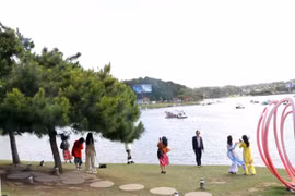 Du khách bên Hồ Xuân Hương, thành phố Đà Lạt (Lâm Đồng). (Ảnh: Quốc Hùng/TTXVN)