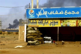 Cửa hàng phải đóng cửa do giao tranh tại Khartoum (Sudan), ngày 19/4/2023. (Ảnh: THX/TTXVN)