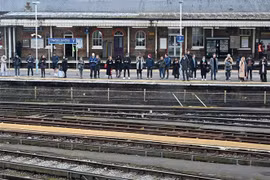 Hành khách chờ tàu hỏa tại nhà ga ở London (Anh) trong thời gian diễn ra cuộc đình công của các nhân viên đường sắt ngày 16/3/2023. (Ảnh: AFP/TTXVN)