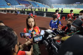 Nữ trưởng đoàn đội U23 Thái Lan Madam Pang trả lời phóng vấn báo chí sau trận đấu. Ảnh: Thanh Tùng - TTXVN