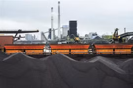 Than được lưu trữ tại một nhà máy ở Duisburg, miền Tây nước Đức. (Ảnh: AFP/TTXVN)